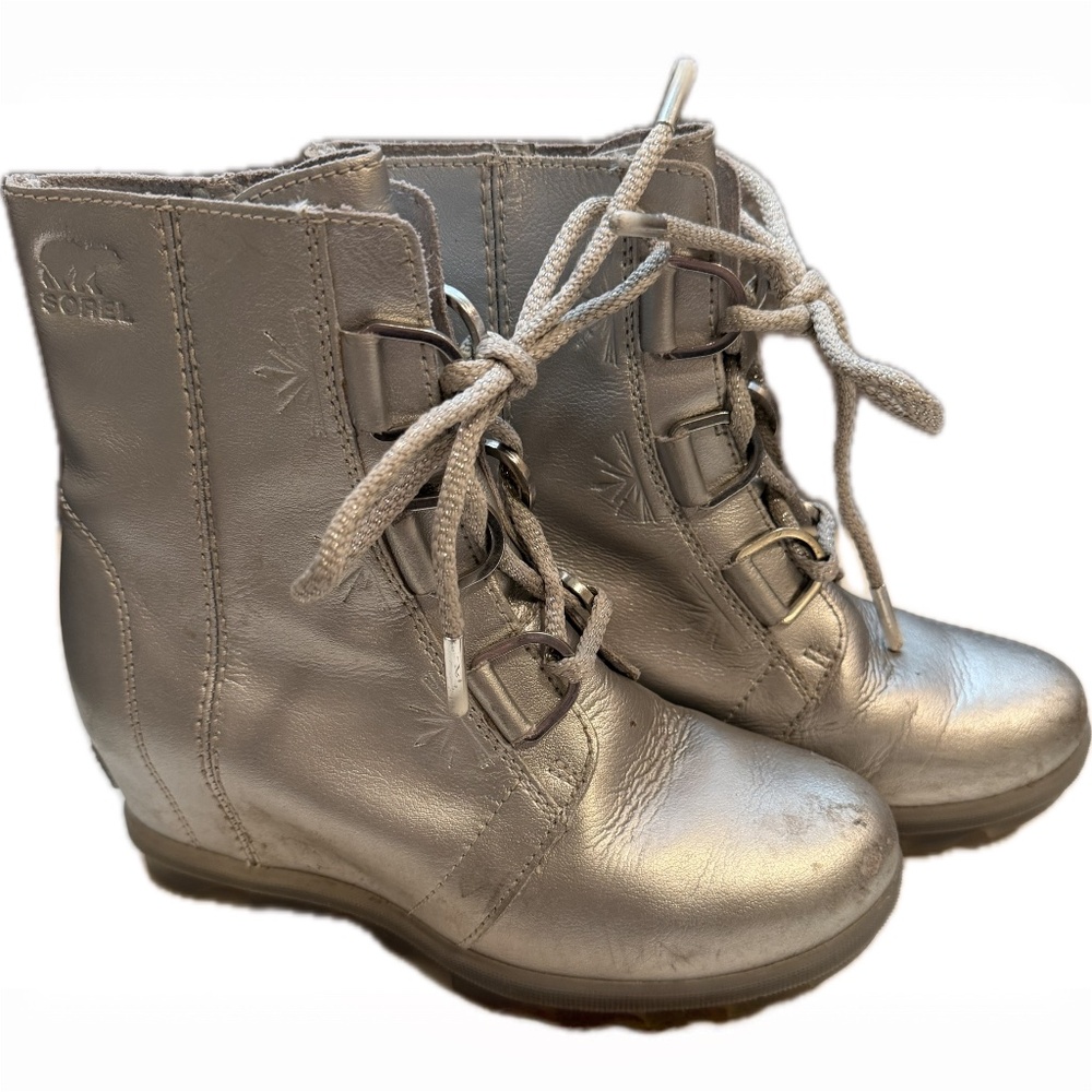 Sorel x Disney Joan of Arctic Wedge Frozen Boots – Silver, Youth Girl’s Size 3